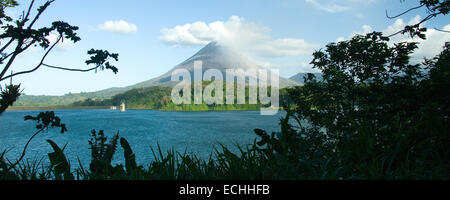 Malerischen Panoramablick auf Vulkan Arenal auf Insel von Costa Rica. Stockfoto