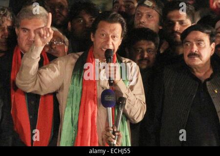 Lahore, Pakistan. 15. Dezember 2014. Pakistanischer Cricketspieler gedreht-Politiker-Imran Khan (C) befasst sich mit seinen Anhängern während einer Anti-Regierungs-Protest im östlichen Pakistan Lahore am 15. Dezember 2014. Hochrangige pakistanische Politiker, Imran Khan, führte Montag eine Anti-gov-Rallye in der östlichen Stadt Lahore zu schieben für seine Forderung nach Untersuchung in er betrug in der letztjährigen parlamentarische Abstimmungen sogenannten. Bildnachweis: Jamil Ahmed/Xinhua/Alamy Live-Nachrichten Stockfoto