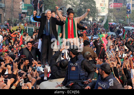 Lahore, Pakistan. 15. Dezember 2014. Pakistanischer Cricketspieler-gedreht-Politiker Imran Khan (1. R oben) winkt seinen Anhängern während einer Anti-Regierungs-Protest im östlichen Pakistan Lahore am 15. Dezember 2014. Hochrangige pakistanische Politiker, Imran Khan, führte Montag eine Anti-gov-Rallye in der östlichen Stadt Lahore zu schieben für seine Forderung nach Untersuchung in er betrug in der letztjährigen parlamentarische Abstimmungen sogenannten. Bildnachweis: Jamil Ahmed/Xinhua/Alamy Live-Nachrichten Stockfoto
