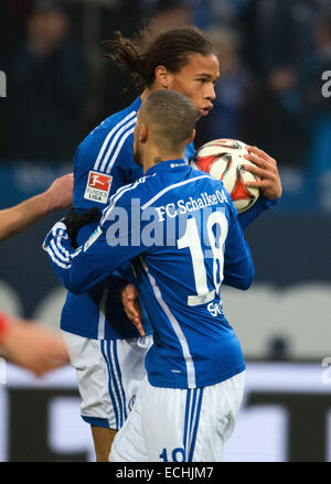 Gelsenkirchen, Deutschland. 13. Dezember 2014. Schalke Leroy Sane (L) jubelt nach seinem 2: 1 Tor mit Teamkollege Sidney Sam (R) während der deutschen Bundesliga-Fußballspiel zwischen FC Schalke 04 und 1. FC Köln in der Veltins-Arena in Gelsenkirchen, Deutschland, 13. Dezember 2014. Foto: Bernd Thissen/Dpa/Alamy Live News Stockfoto