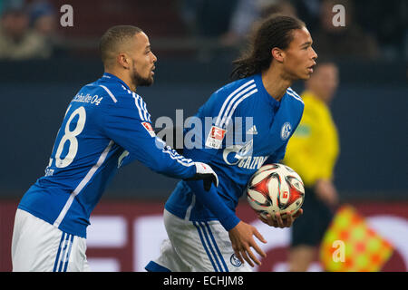 Gelsenkirchen, Deutschland. 13. Dezember 2014. Schalke Leroy Sane (R) jubelt nach seinem 2-1 Ziel mit Teamkollegen Sidney Sam (L) während der deutschen Fußball-Bundesliga-Fußball-match zwischen FC Schalke 04 und 1. FC Köln in der Veltins-Arena in Gelsenkirchen, Deutschland, 13. Dezember 2014. Foto: Bernd Thissen/Dpa/Alamy Live News Stockfoto