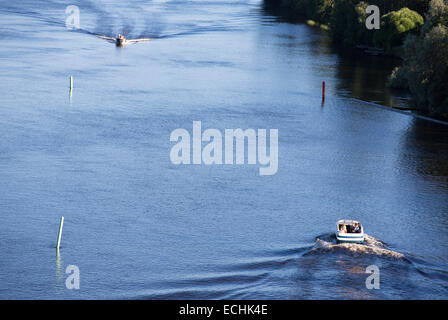 Motorboote / Skiffs gehen entgegengesetzte Richtungen an der Passage am Fluss Leppävirta , Finnland Stockfoto