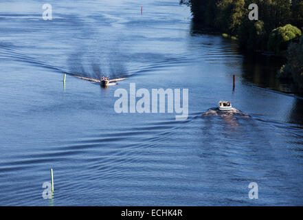 Motorboote / Skiffs gehen entgegengesetzte Richtungen an der Passage am Fluss Leppävirta , Finnland Stockfoto
