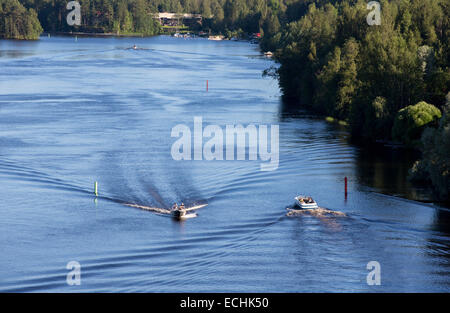 Motorboote / Skiffs gehen entgegengesetzte Richtungen an der Passage am Fluss Leppävirta , Finnland Stockfoto