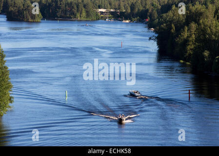 Motorboote / Skiffs gehen entgegengesetzte Richtungen an der Passage am Fluss Leppävirta , Finnland Stockfoto