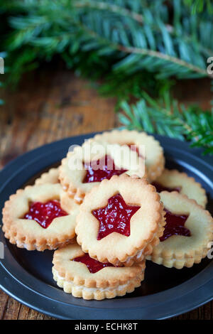 Marmelade, gefüllte Kekse in Weihnachten Einstellung Stockfoto