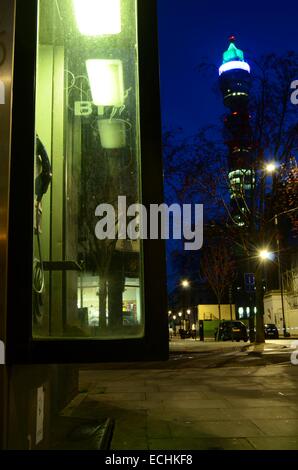 Die Telekom-Turm in London, England in der Abenddämmerung Stockfoto
