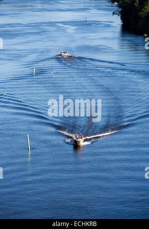 Motorboote / Skiffs gehen entgegengesetzte Richtungen an der Passage am Fluss Leppävirta , Finnland Stockfoto