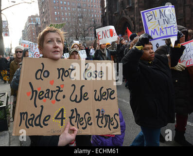 New York City, USA. 13. Dezember 2014. Die Teilnehmer halten Zeichen während der Millionen März in New York City Samstag, 13. Dezember 2014.  Bildnachweis: Shoun Hill/Alamy Live-Nachrichten Stockfoto