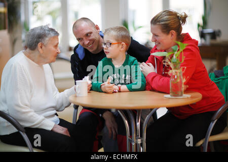 Frau 83 Jahre alt, Pflegeheim, Besuch der Familie, der Enkel von der Familie, Ur-Enkel (4 Jahre alt) Stockfoto