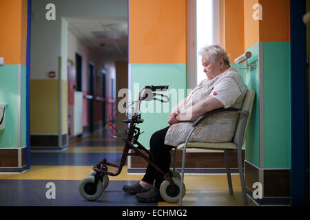 alte Frau (Senior) sitzen in einem Pflegeheim Stockfoto