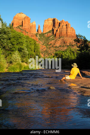 Wanderer in Sedona blickt auf Cathedral Rock Stockfoto