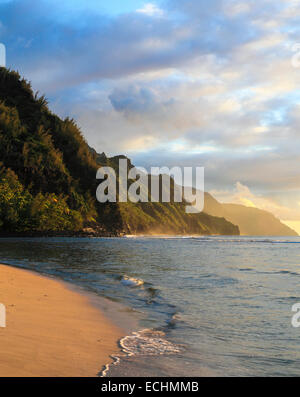 Kee Beach bei Sonnenuntergang mit Blick auf die Na Pali Coast Stockfoto