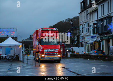 Coca Cola LKW tritt Looe früh am Montagmorgen Stockfoto