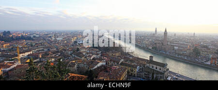 Panorama der Altstadt von Verona, Italien. Etsch, Kirche Santa Anastasia und Lamberti Turm anzeigen Stockfoto