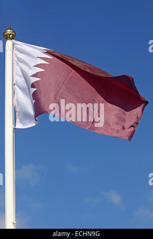 Nationalflagge von Katar am blauen Himmelshintergrund Stockfoto