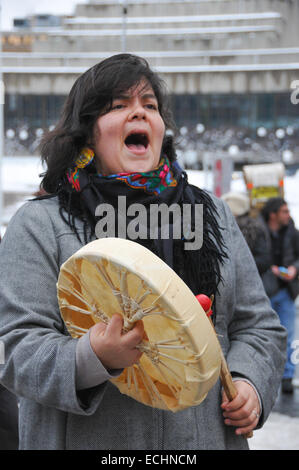 Montreal, Kanada. 15. Dezember 2014. Native Cree Wanderer gegen Uran Entwicklung in ihrer Region kommen in der Stadt von Montreal nach eine 850 km Spaziergang im kalten Wintertemperaturen. Die Gruppe links befindet sich die Cree-Gemeinschaft von Mistissini in James Bay am 23. November 2014. Mit diesem Marsch der Cree Jugend sind entschlossen, die zeigen, dass sie gegen jede Uran-Entwicklung auf ihrem riesigen Land von 350 000 km Credit sind: Megapress/Alamy Live News Stockfoto