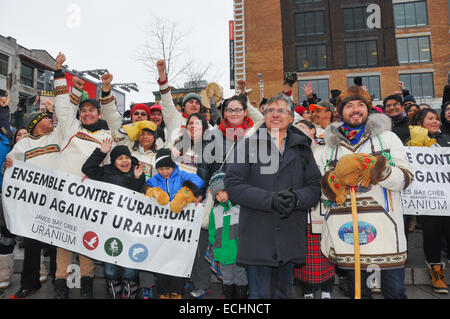 Montreal, Kanada. 15. Dezember 2014. Native Cree Wanderer gegen Uran Entwicklung in ihrer Region kommen in der Stadt von Montreal nach eine 850 km Spaziergang im kalten Wintertemperaturen. Die Gruppe links befindet sich die Cree-Gemeinschaft von Mistissini in James Bay am 23. November 2014. Mit diesem Marsch der Cree Jugend sind entschlossen, die zeigen, dass sie gegen jede Uran-Entwicklung auf ihrem riesigen Land von 350 000 km Credit sind: Megapress/Alamy Live News Stockfoto