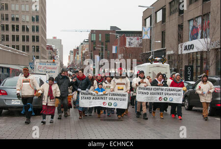 Montreal, Kanada. 15. Dezember 2014. Native Cree Wanderer gegen Uran Entwicklung in ihrer Region kommen in der Stadt von Montreal nach eine 850 km Spaziergang im kalten Wintertemperaturen. Die Gruppe links befindet sich die Cree-Gemeinschaft von Mistissini in James Bay am 23. November 2014. Mit diesem Marsch der Cree Jugend sind entschlossen, die zeigen, dass sie gegen jede Uran-Entwicklung auf ihrem riesigen Land von 350 000 km Credit sind: Megapress/Alamy Live News Stockfoto