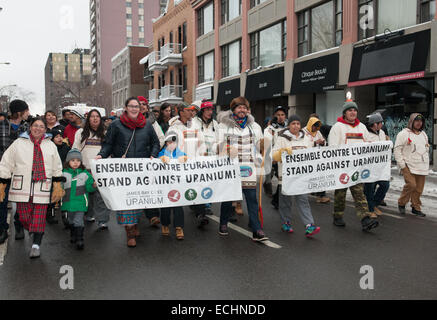 Montreal, Kanada. 15. Dezember 2014. Native Cree Wanderer gegen Uran Entwicklung in ihrer Region kommen in der Stadt von Montreal nach eine 850 km Spaziergang im kalten Wintertemperaturen. Die Gruppe links befindet sich die Cree-Gemeinschaft von Mistissini in James Bay am 23. November 2014. Mit diesem Marsch der Cree Jugend sind entschlossen, die zeigen, dass sie gegen jede Uran-Entwicklung auf ihrem riesigen Land von 350 000 km Credit sind: Megapress/Alamy Live News Stockfoto