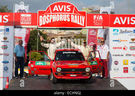 ISTANBUL Türkei 17. August 2014 Kemal Gamgam Ford Fiesta MKI Auto Podium Zeremonie Avis Bosporus Rallye Stockfoto