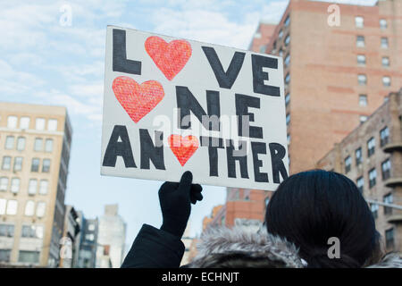 Ansicht der Teilnehmer in Millionen März NYC Protest gegen Rassismus und Polizei Brutalität. New York City, NY. USA.  13. Dezember 2014. Stockfoto