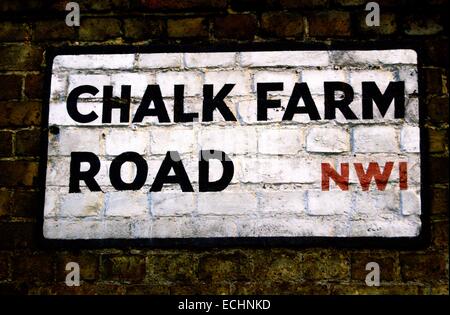 Straßenschild an der Chalk Farm Road in London, England Stockfoto