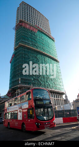 Centre Point Gebäude erfährt Facelift in Vorbereitung für Luxuswohnungen in Tottenham Court Road London UK KATHY DEWITT Stockfoto