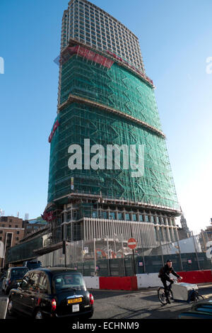 Centre Point Gebäude erfährt Facelift in Vorbereitung für Luxuswohnungen in Tottenham Court Road London UK KATHY DEWITT Stockfoto