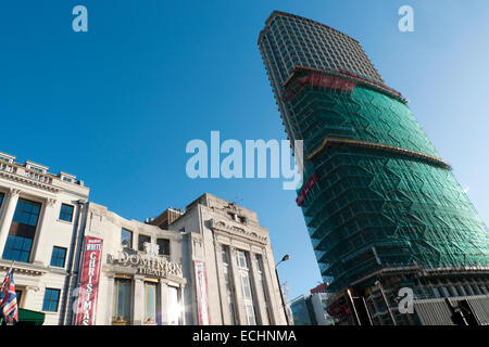 Centre Point Gebäude erfährt Facelift in Vorbereitung für Luxuswohnungen in Tottenham Court Road London UK KATHY DEWITT Stockfoto