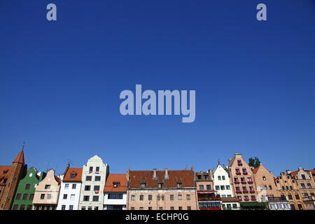 Bunte Altbauten mit blauem Himmelshintergrund in der Stadt Gdansk (Danzig), Polen Stockfoto