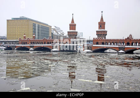 Winter-Blick auf Oberbaumbrücke Brücke über die Spree in Berlin, Deutschland. Es ist die längste Brücke Berlins Stockfoto