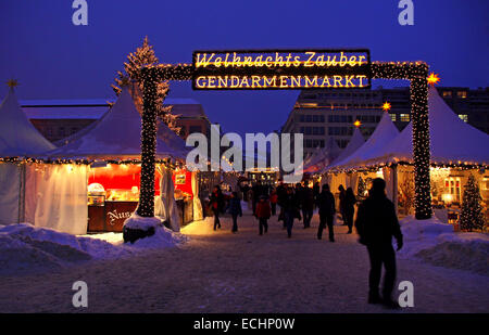 Menschen zu Fuß während der Weihnachtsmarkt auf dem Gendarmenmarkt-Platz in Berlin Stockfoto