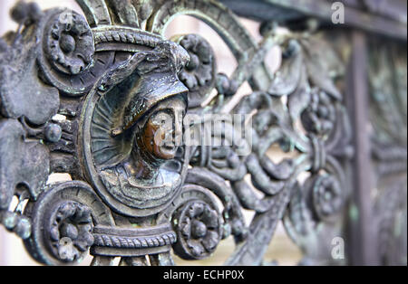 Close-up Vintage Bronze Zaun mit Menschenkopf am Domplatz in Bergamo, Italien Stockfoto