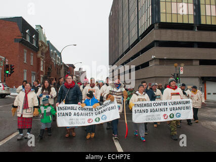 Montreal, Kanada. 15. Dezember 2014. Native Cree Wanderer gegen Uran Entwicklung in ihrer Region kommen in der Stadt von Montreal nach eine 850 km Spaziergang im kalten Wintertemperaturen. Die Gruppe links befindet sich die Cree-Gemeinschaft von Mistissini in James Bay am 23. November 2014. Mit diesem Marsch der Cree Jugend sind entschlossen, die zeigen, dass sie gegen jede Uran-Entwicklung auf ihrem riesigen Land von 350 000 km Credit sind: Megapress/Alamy Live News Stockfoto