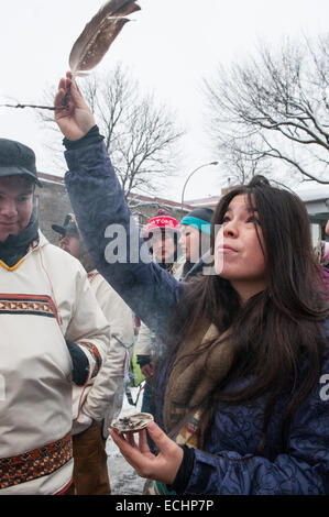 Montreal, Kanada. 15. Dezember 2014. Native Cree Wanderer gegen Uran Entwicklung in ihrer Region kommen in der Stadt von Montreal nach eine 850 km Spaziergang im kalten Wintertemperaturen. Die Gruppe links befindet sich die Cree-Gemeinschaft von Mistissini in James Bay am 23. November 2014. Mit diesem Marsch der Cree Jugend sind entschlossen, die zeigen, dass sie gegen jede Uran-Entwicklung auf ihrem riesigen Land von 350 000 km Credit sind: Megapress/Alamy Live News Stockfoto