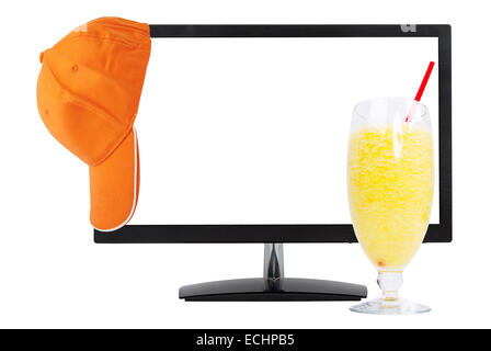 frischer Saft, orange Kappe und Computer-Monitor, isoliert auf weißem Hintergrund Stockfoto