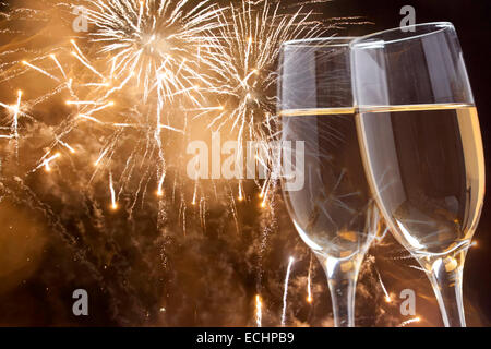 Gläser mit Champagner gegen Feuerwerk Stockfoto