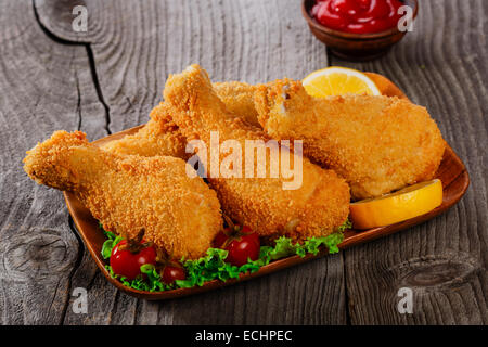 Gebratene Hähnchenschenkel paniert Stockfoto