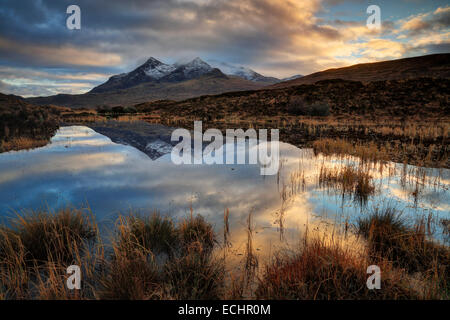 Winter in Glen Sigachan mit den Höhepunkt der Sgurr Nan Gillean in der Ferne auf der Isle Of Skye in der Inneren Hebriden in Schottland Stockfoto