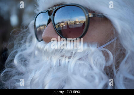 Santa Claus mit Sonnenbrille Stockfoto