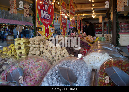 Wählen Sie n Mix Schätzchen für den Verkauf auf dem Weihnachtsmarkt von 2014 an der Londoner Tate Modern Gallery Stockfoto