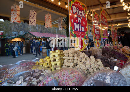 Wählen Sie n Mix Schätzchen für den Verkauf auf dem Weihnachtsmarkt von 2014 an der Londoner Tate Modern Gallery Stockfoto