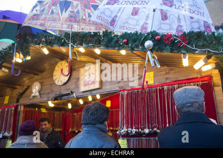 London-Schirm auf dem Tate Modern Weihnachtsmarkt Stockfoto