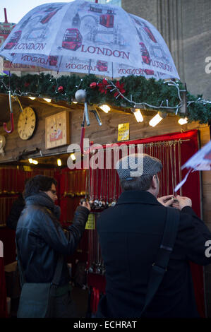 London-Schirm auf dem Tate Modern Weihnachtsmarkt Stockfoto