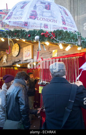 London-Schirm auf dem Tate Modern Weihnachtsmarkt Stockfoto