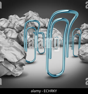 Office-Downsizing-Konzept als eine Gruppe von traurig deprimiert Büroklammern Abkehr zerknittertes Papier wie eine Symbol und Business Metapher für Job cuts und Industrie Offs der Arbeitnehmer nicht wesentlich oder nicht mehr brauchbar lag. Stockfoto