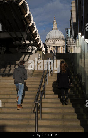 Gesamtansicht von der Londoner South Bank über die Themse in Richtung St Pauls Cathedral Stockfoto