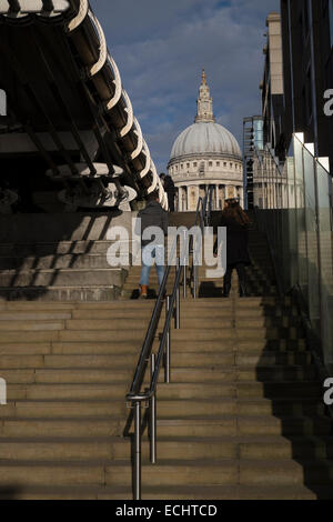 Gesamtansicht von der Londoner South Bank über die Themse in Richtung St Pauls Cathedral Stockfoto