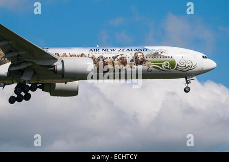 Air New Zealand Boeing 777 Flugzeug gemalt in einem speziellen The Hobbit unter dem Motto Farbschema Stockfoto